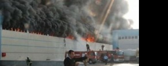 İzmir'de Merinos fabrikası yangın nedeniyle kül oldu !