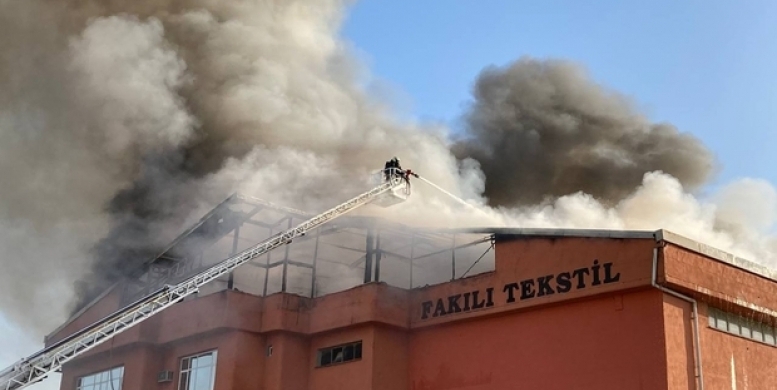 Tekstil fabrikası alevlere teslim oldu