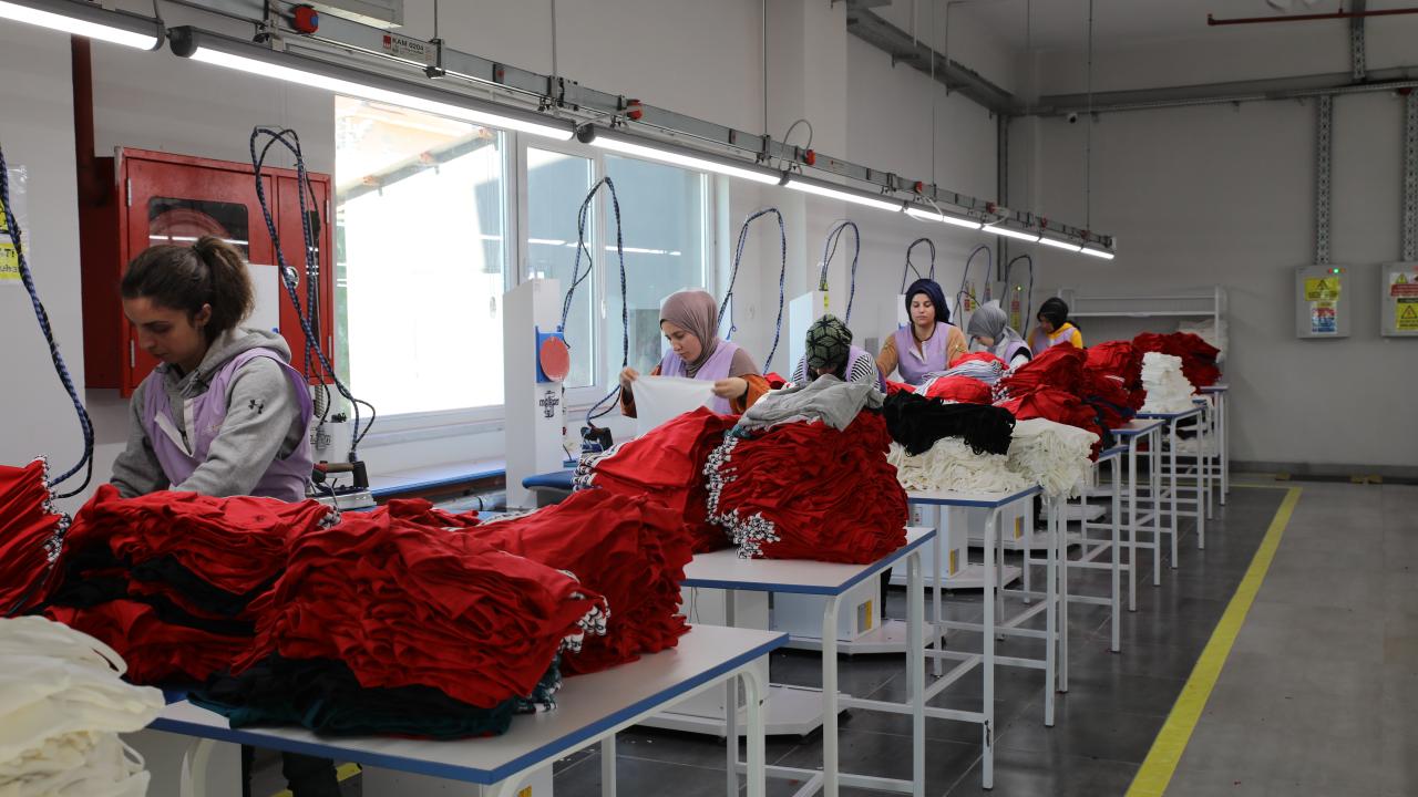 Devlet desteğiyle kurulan tekstil fabrikası kadınlara umut oldu