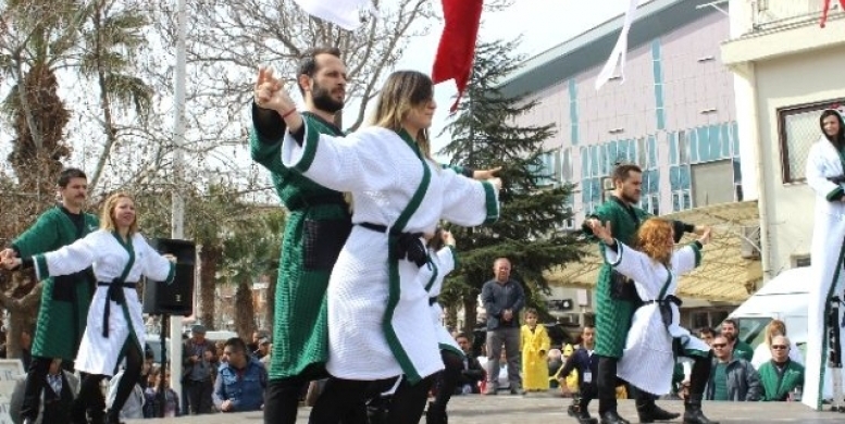 Bornozla Dans Edip Yürüdüler