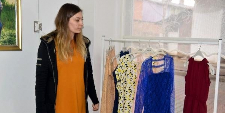 Terzi çırağı olarak başladığı mesleğinde moda tasarımcısı oldu